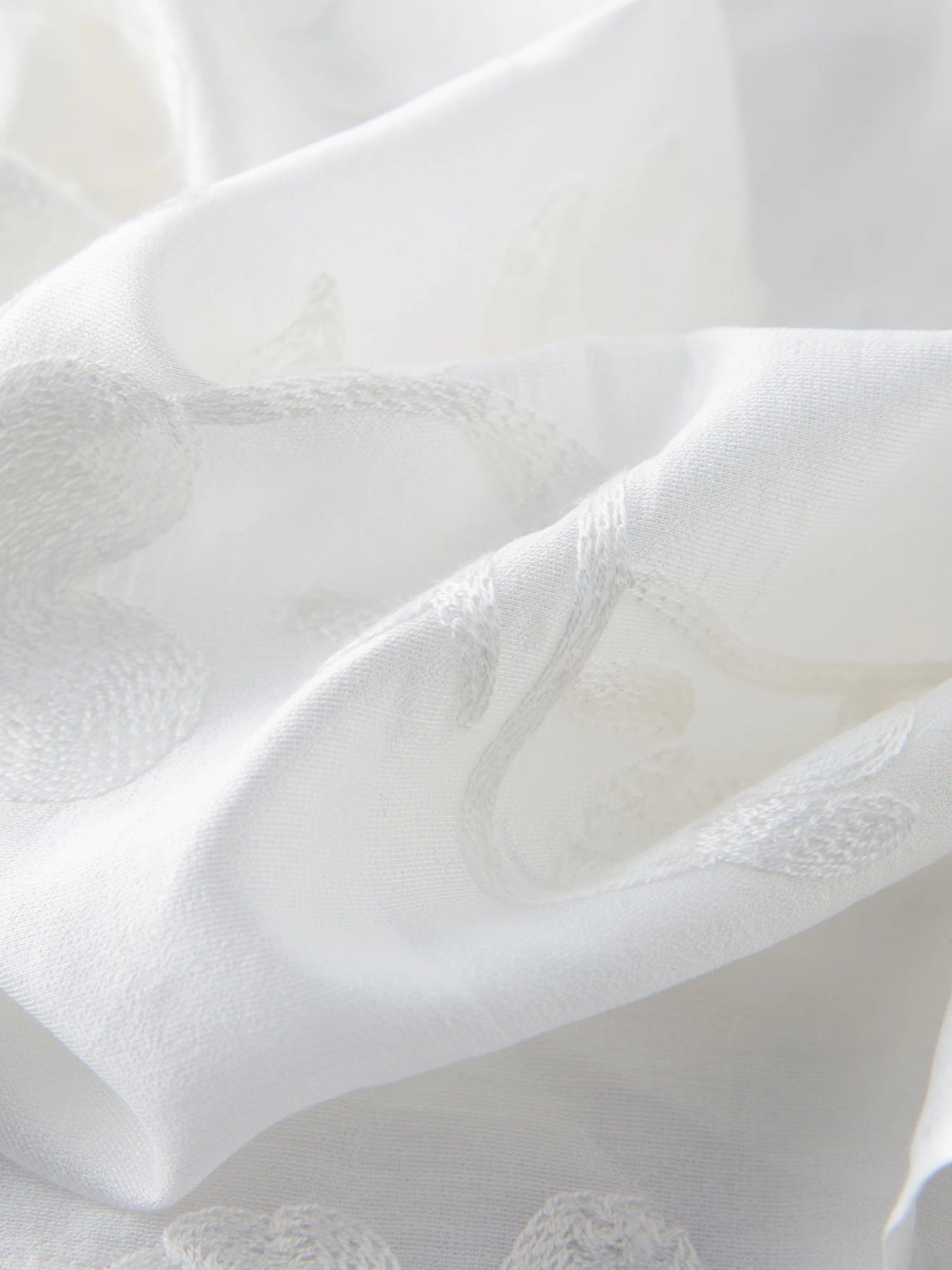 Luftiges Damen-Sonnenschutzshirt in Übergröße mit erfrischendem Design und Farbvielfalt für den Sommer.