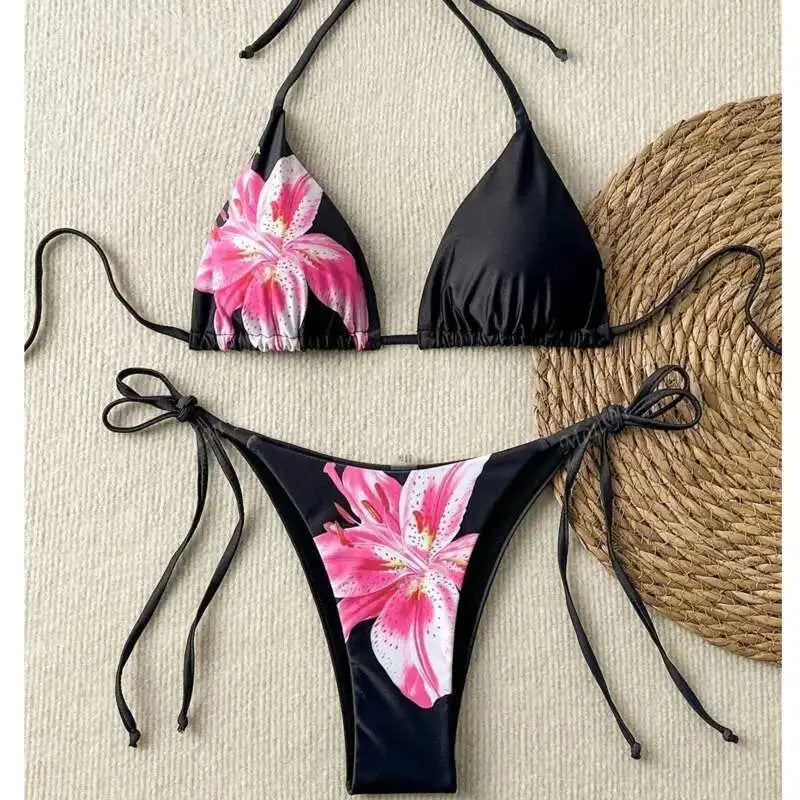 Sommerlicher roter Bikini mit Push-up-Effekt – verführerisches Bade-Set im brasilianischen Stil für Strand und Pool.