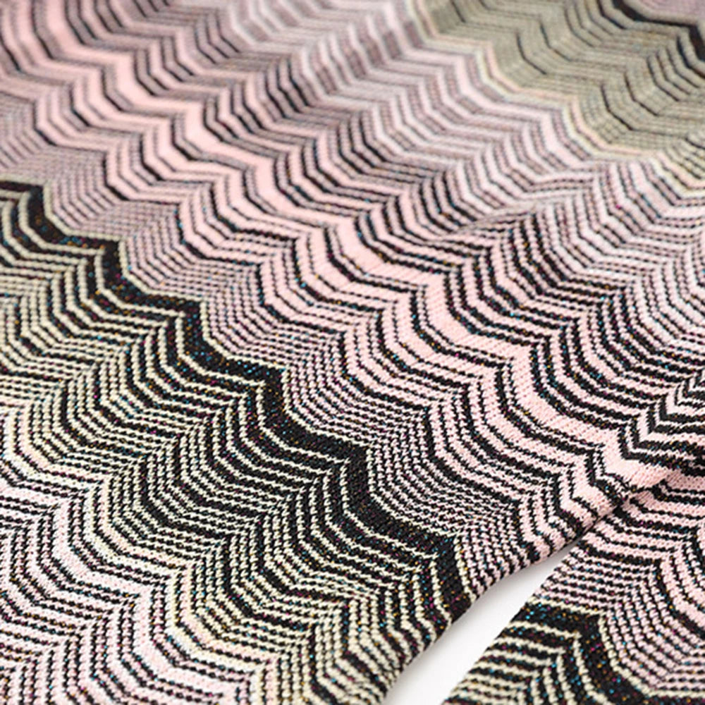 Zweiteiliges Damen-Set mit Rundhals und langen Ärmeln – Oberteil mit Diamant-Details und Rock mit hoher Taille und Patchwork-Taschen.