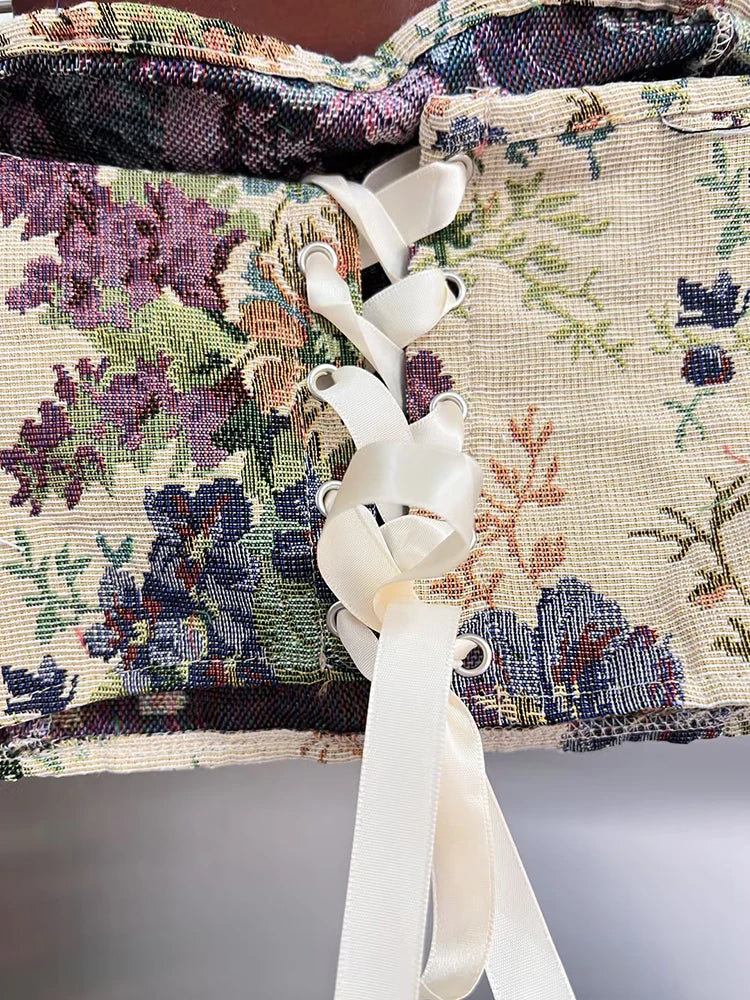 Elegantes Damenkleid mit Stehkragen und kurzen Ärmeln, bestickt und mit Spitzen-Patchwork – modisch und schick.