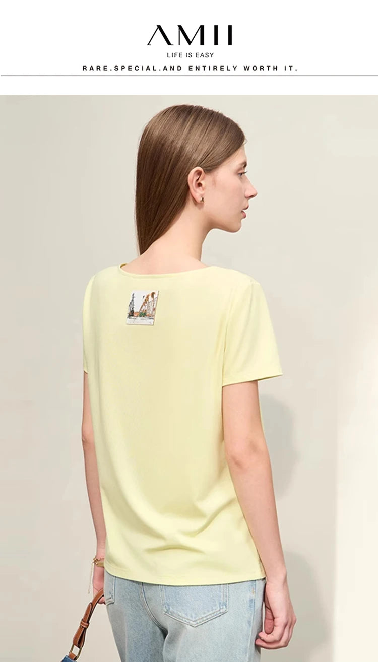 Damen T-Shirt im minimalistischen Stil mit großem U-Ausschnitt und kurzen Ärmeln