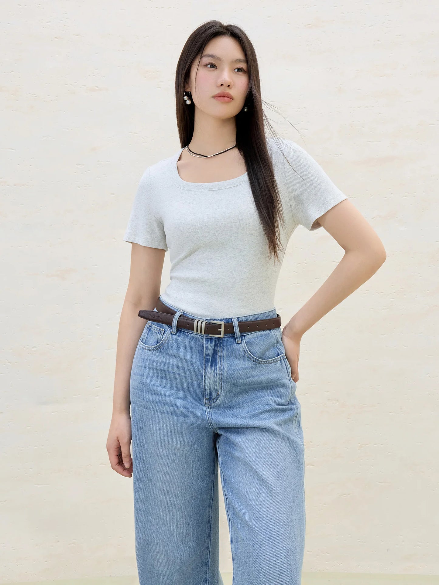 Elegantes Damen-Outfit in Plus-Size mit Shirt, Rock und Weste – ideal für den Urlaub im Frühling in Gelb