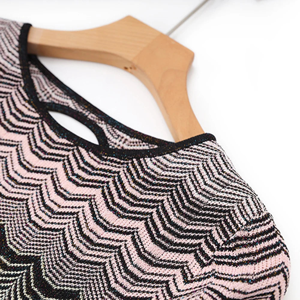 Zweiteiliges Damen-Set mit Rundhals und langen Ärmeln – Oberteil mit Diamant-Details und Rock mit hoher Taille und Patchwork-Taschen.