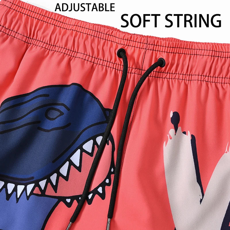 Sommerliche Herren-Badeshorts aus Polyester mit schnelltrocknendem Druck und Mesh-Innenfutter – ideal für Strand und Sport in großen Größen.
