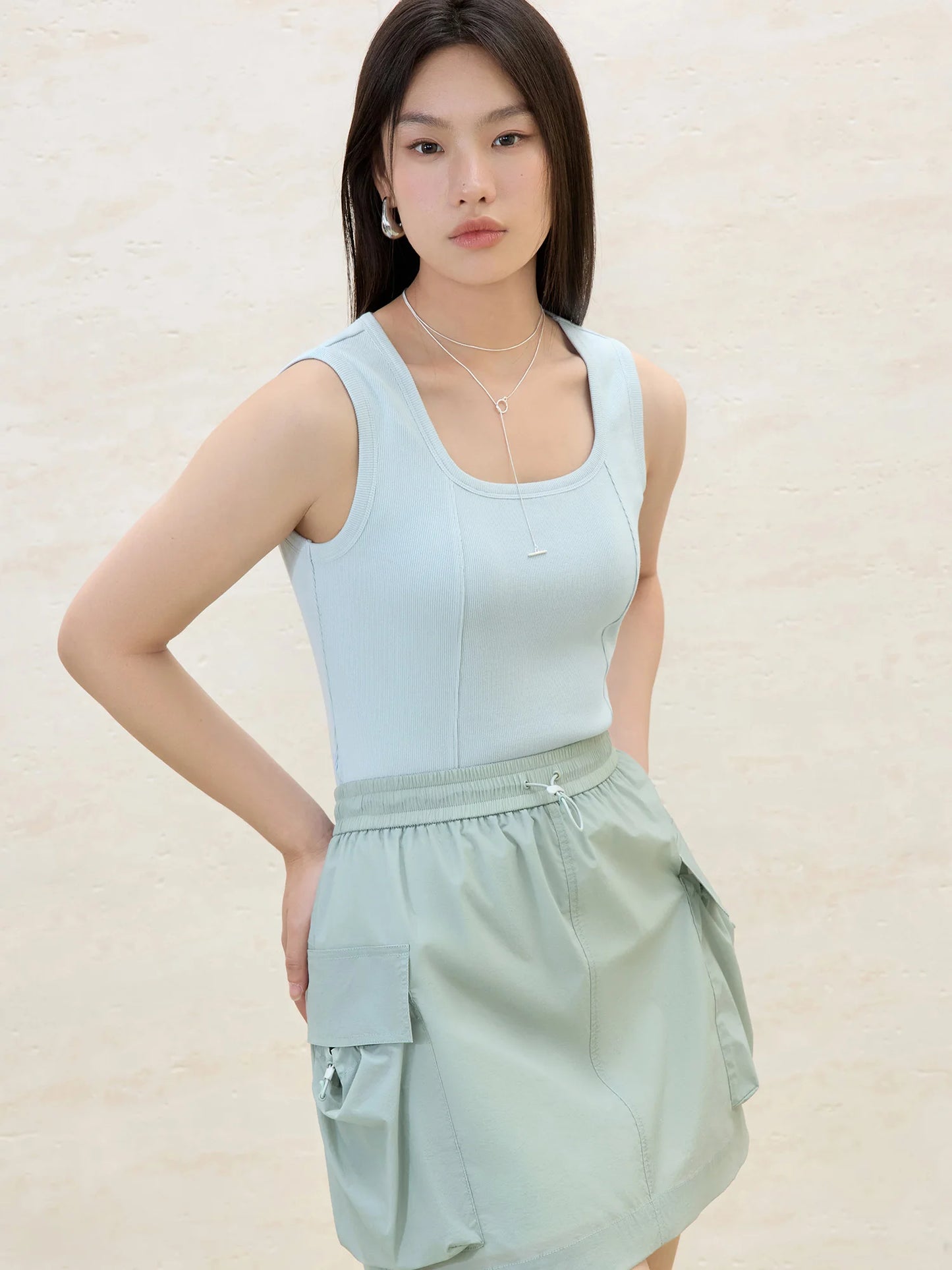 Kurzärmeliges Damen-T-Shirt aus Lyocell mit V-Ausschnitt und Metallperlen-Details – vielseitig und lässig für den Sommer