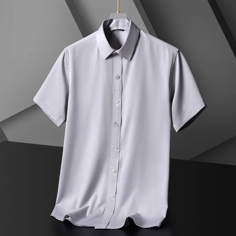Kurzes Herren-Leinenhemd mit kurzen Ärmeln – ideal für den Sommer und lässige Anlässe.