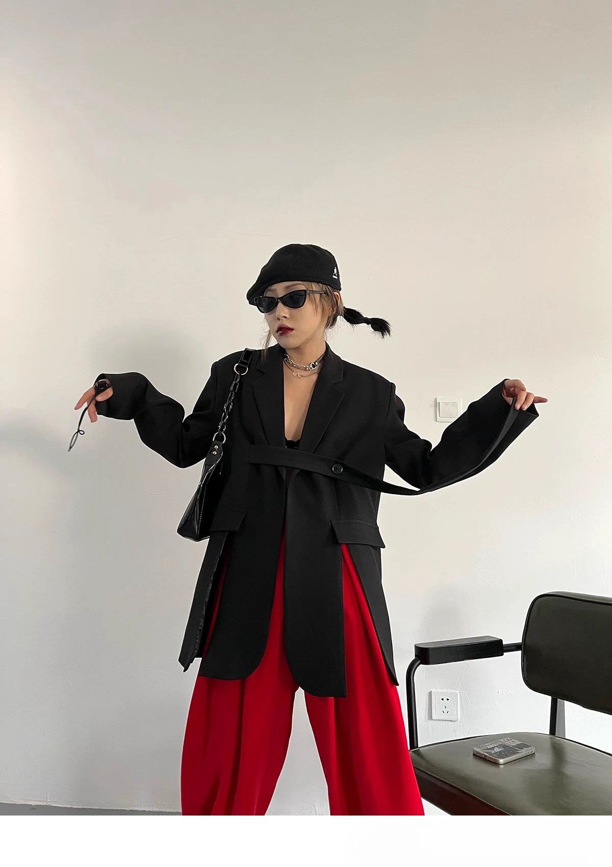 Zweiteiliges Damen-Set mit Stickerei: Langarm-Oberteil mit Reverskragen und hoch taillierte, lange Hose – stilvoll und elegant.