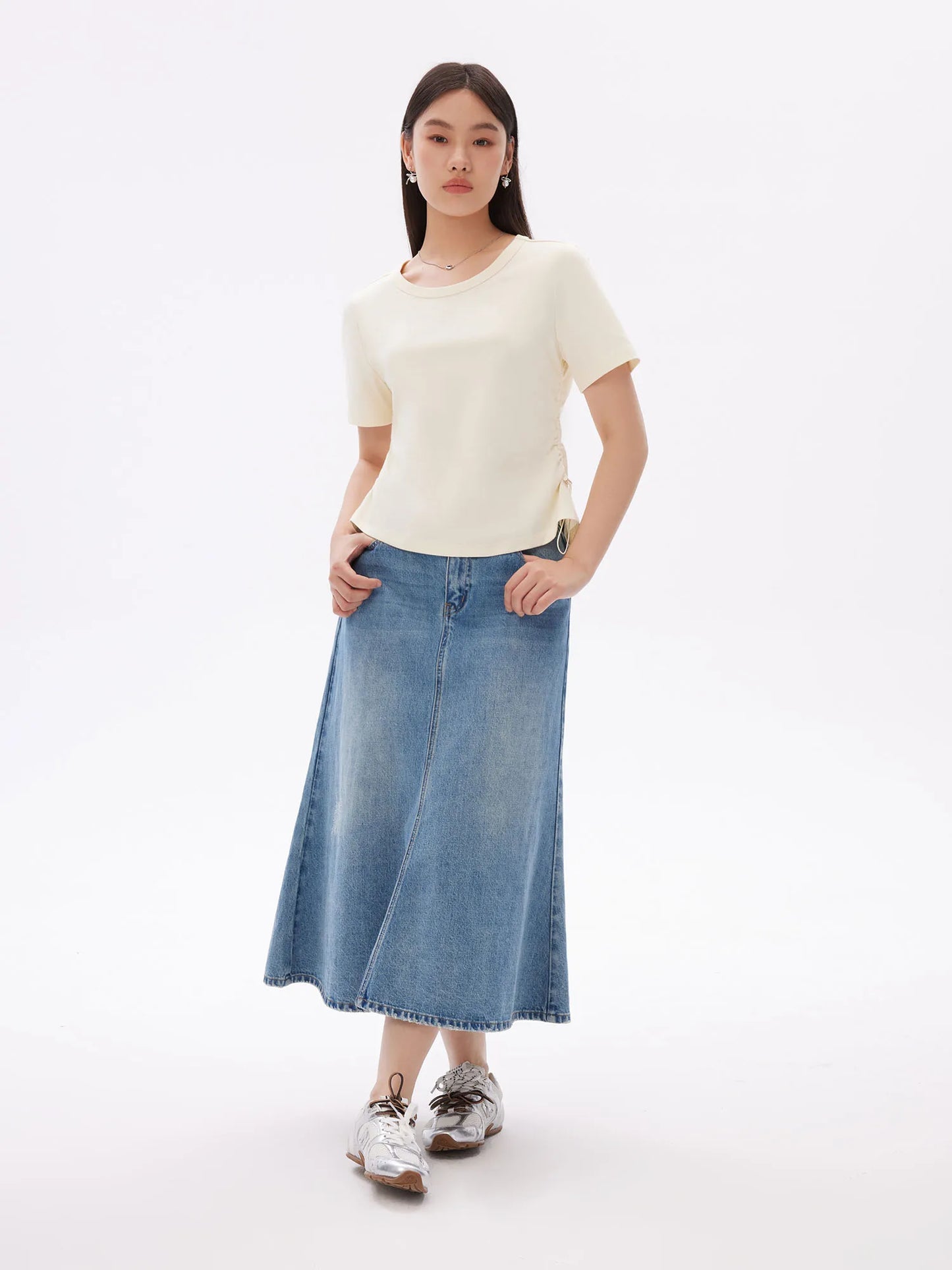 Beiges Damen-T-Shirt mit Rundhalsausschnitt und kontrastierendem Buchstaben-Print – ideal für den Sommer