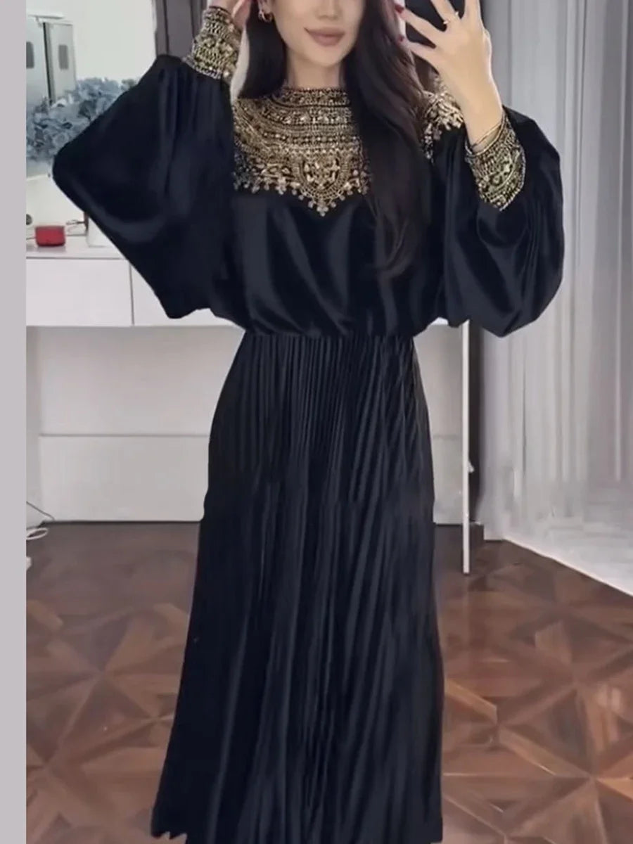 Elegantes Damenkleid mit Rundhalsausschnitt und langen Ärmeln – Patchwork-Design mit Perlen für einen stilvollen Auftritt.
