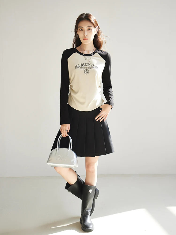 Zweiteiliges Damen-Set mit abnehmbarer Krawatte und Weste im Preppy-Stil – ideal für den Frühling in Marineblau und Khaki.