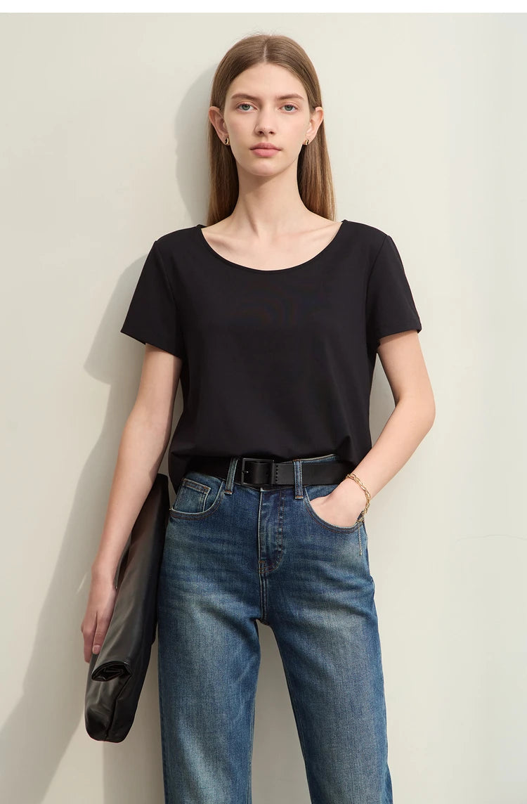 Damen T-Shirt im minimalistischen Stil mit großem U-Ausschnitt und kurzen Ärmeln