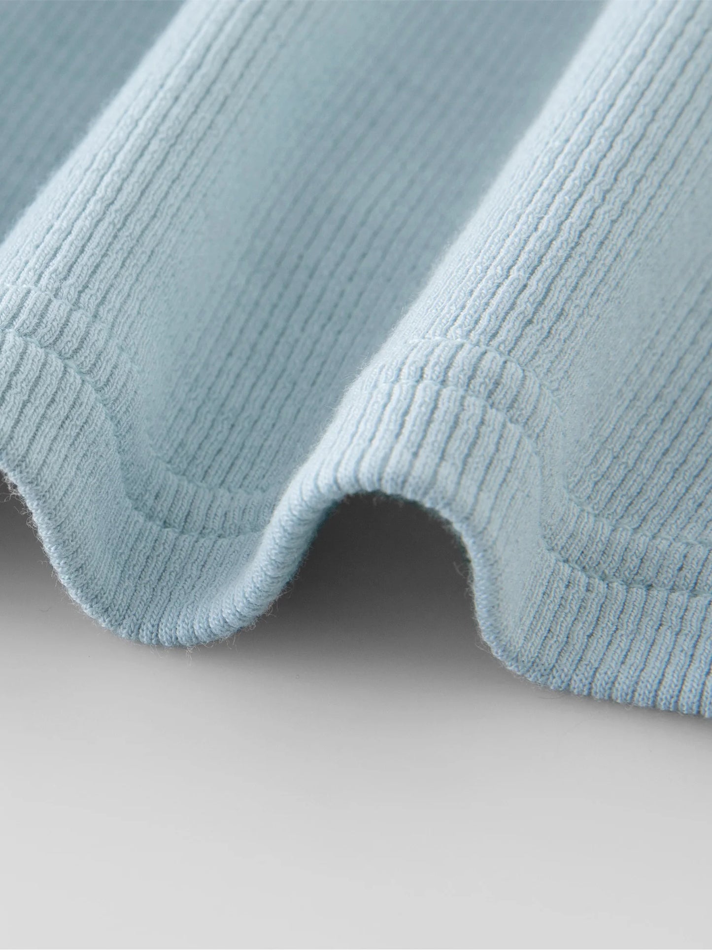 Kurzärmeliges Damen-T-Shirt aus Lyocell mit V-Ausschnitt und Metallperlen-Details – vielseitig und lässig für den Sommer