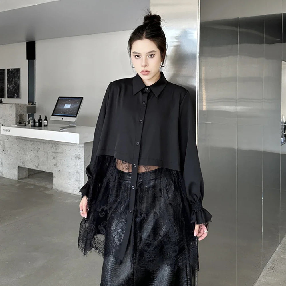 Elegantes Damen-Minikleid mit Rundhalsausschnitt, langen Ärmeln und Schnürung im Patchwork-Design – figurbetont und stilvoll.