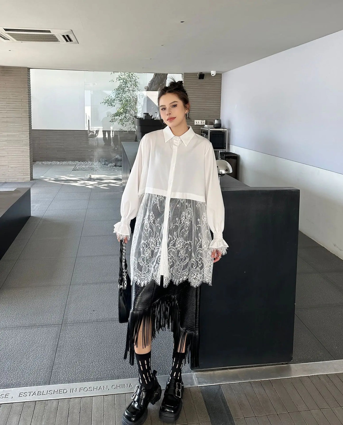 Elegantes Damen-Minikleid mit Rundhalsausschnitt, langen Ärmeln und Schnürung im Patchwork-Design – figurbetont und stilvoll.