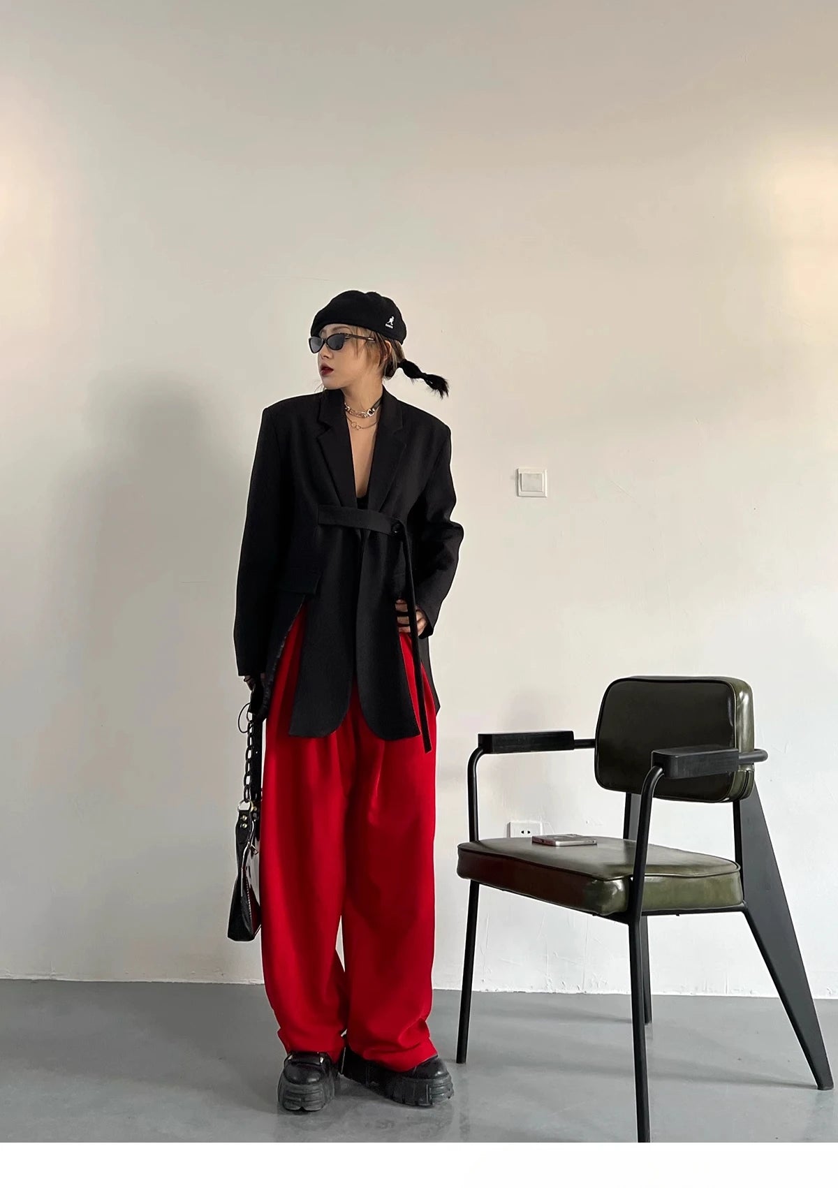 Zweiteiliges Damen-Set mit Stickerei: Langarm-Oberteil mit Reverskragen und hoch taillierte, lange Hose – stilvoll und elegant.