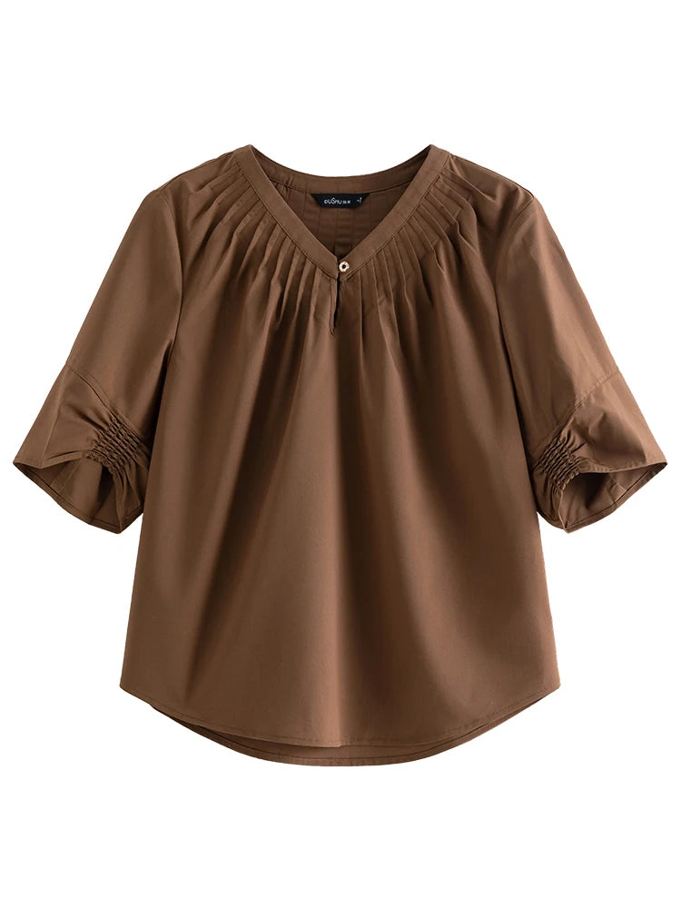 Elegantes Damen-T-Shirt in Weiß mit einzigartigem Design und vielseitigem Kragen – ideal für den Sommer.
