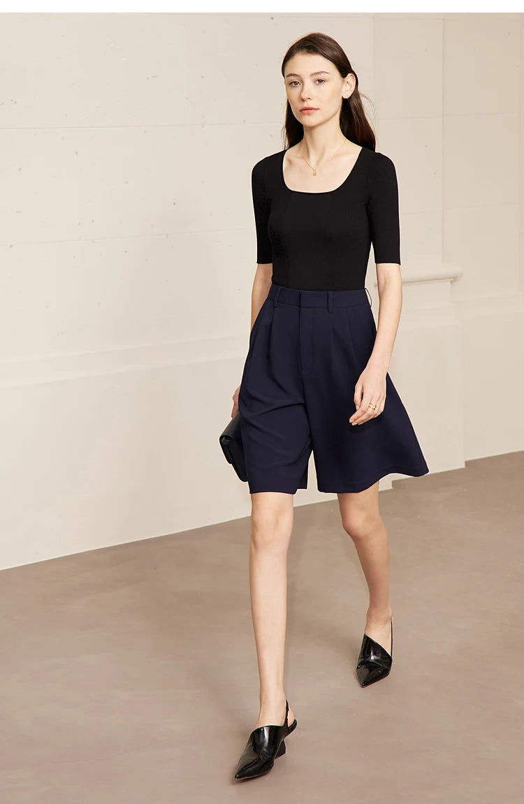 Damen Shorts im minimalistischen Stil für das Büro mit weitem Bein