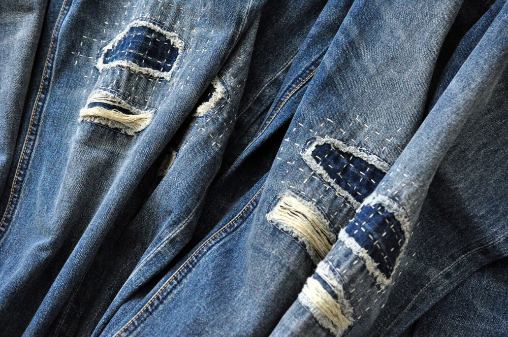 Männer Jeans im Vintage-Stil mit bestickten Patches und zerrissenen Details