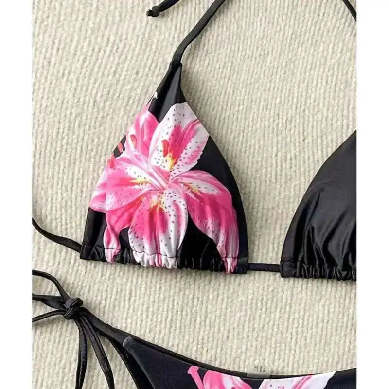 Sommerlicher roter Bikini mit Push-up-Effekt – verführerisches Bade-Set im brasilianischen Stil für Strand und Pool.
