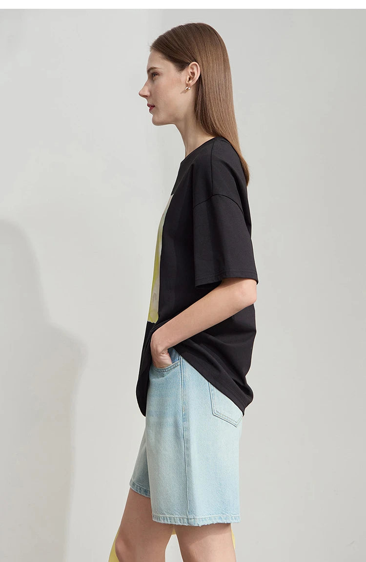 Damen T-Shirt im minimalistischen Stil mit Druck und Rundhals-Ausschnitt