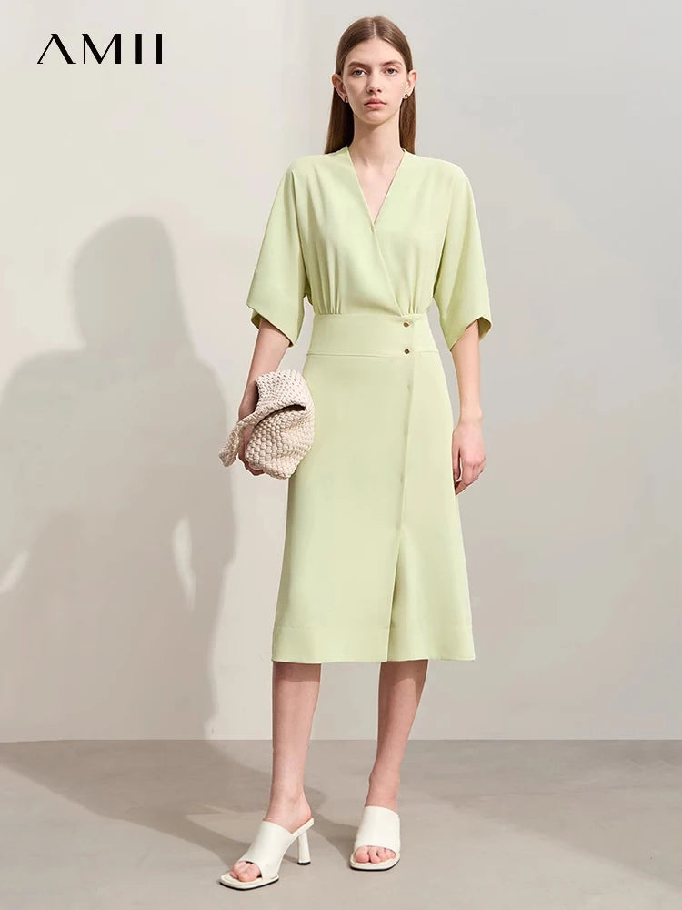 Sommerliches Damen-Minikleid mit V-Ausschnitt und figurbetontem Schnitt in Knielänge – ideal für warme Tage