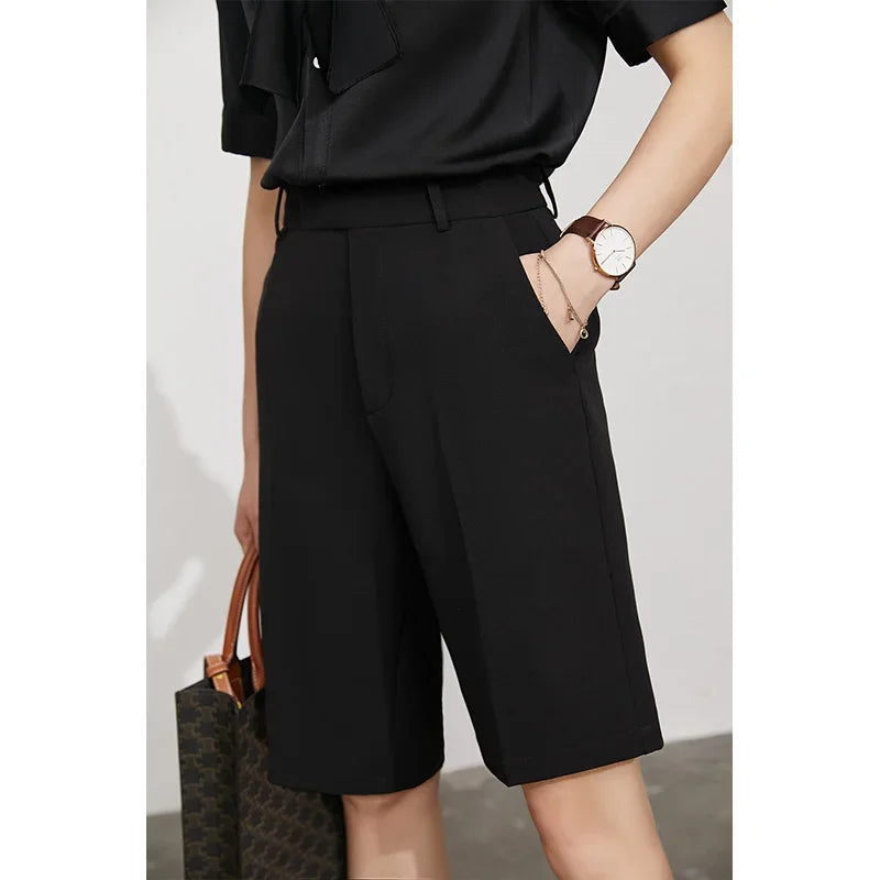 Damen Shorts im minimalistischen Stil mit hoher Taille für das Büro