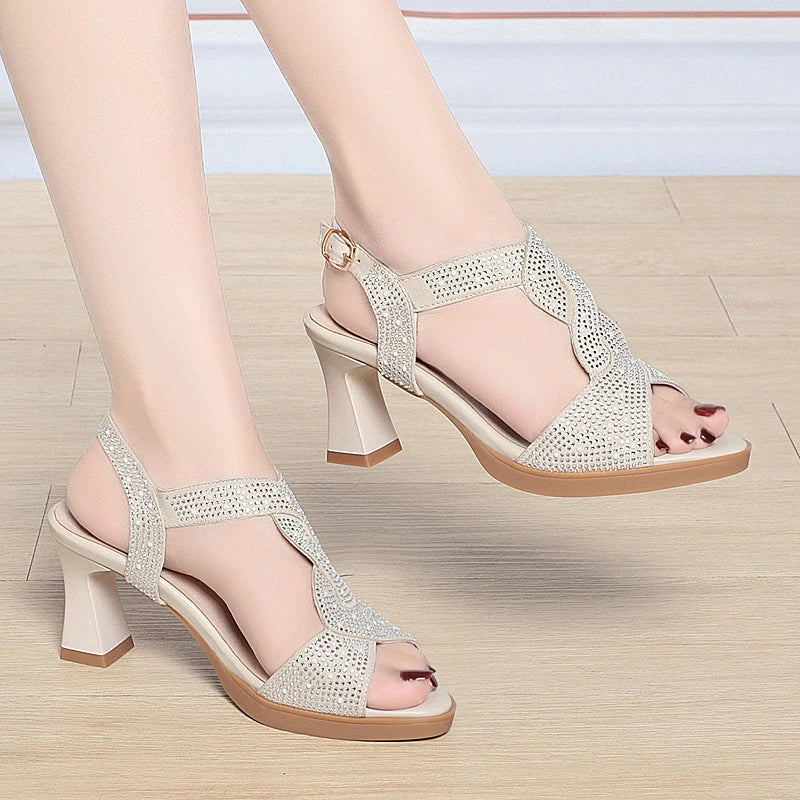 AIYUQI Sandalen Frauen 2025, Neue Mode Sommer Sandalen Frauen Offene spitze Strass High Heels Römische Schuhe Frauen