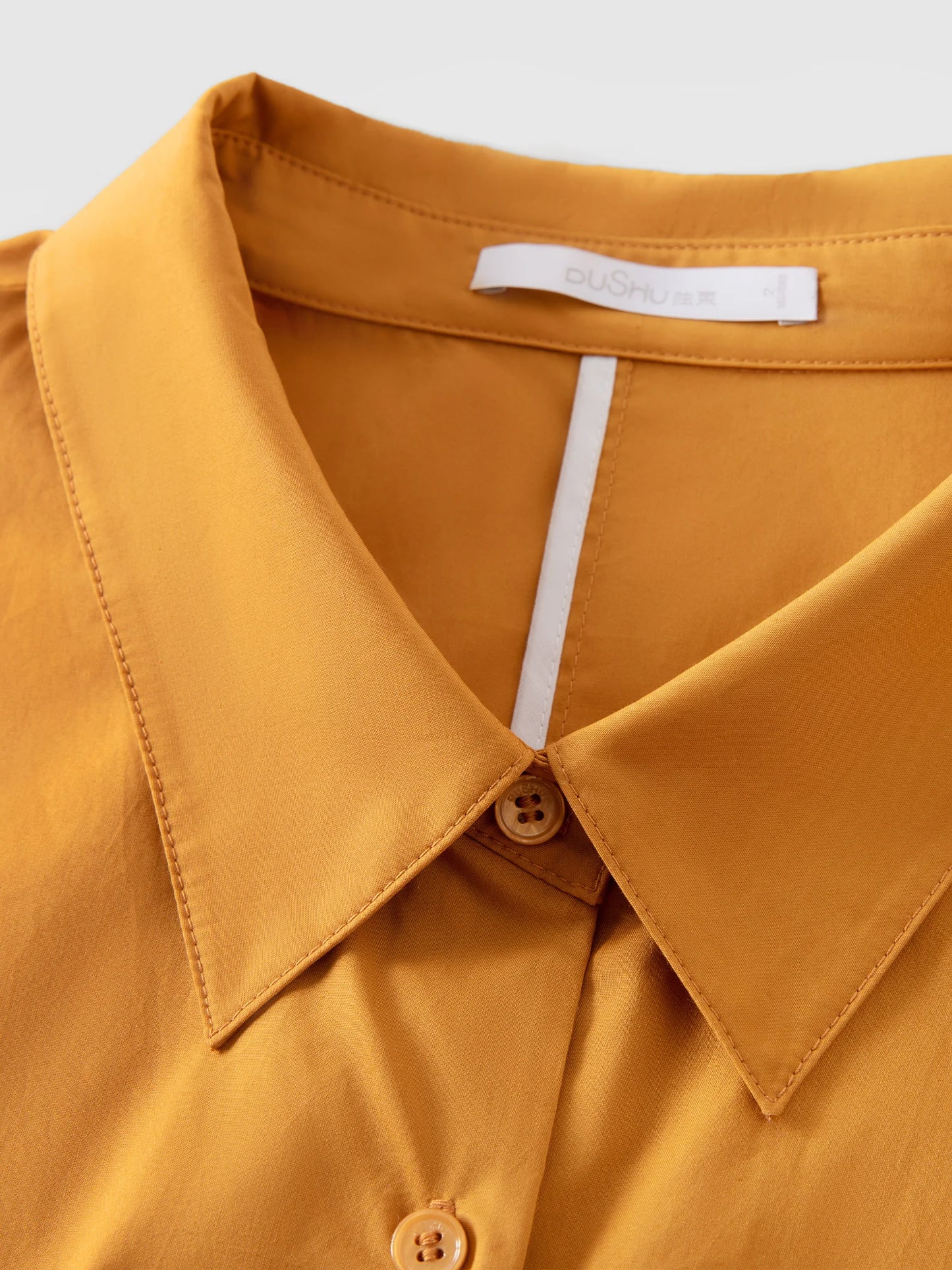 Damen-Bluse in Beige mit V-Ausschnitt und kurzen Ärmeln – leichte Sommermode für das Büro