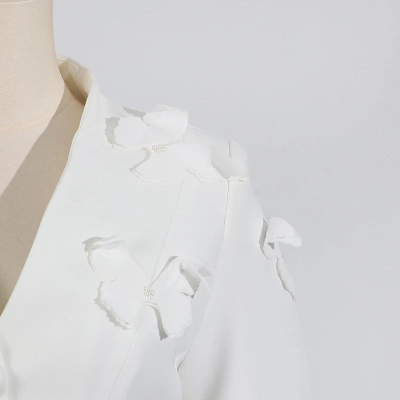 Elegantes Damenkleid mit Rundhalsausschnitt, halblangen Ärmeln und Spitzen-Patchwork-Design – figurbetont und stilvoll.