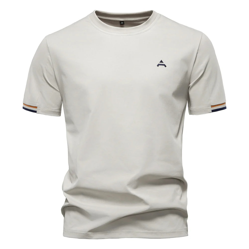 Herren T-Shirt aus leichtem Stoff, weiß, Rundhalsausschnitt, kurze Ärmel, Logo auf Brust