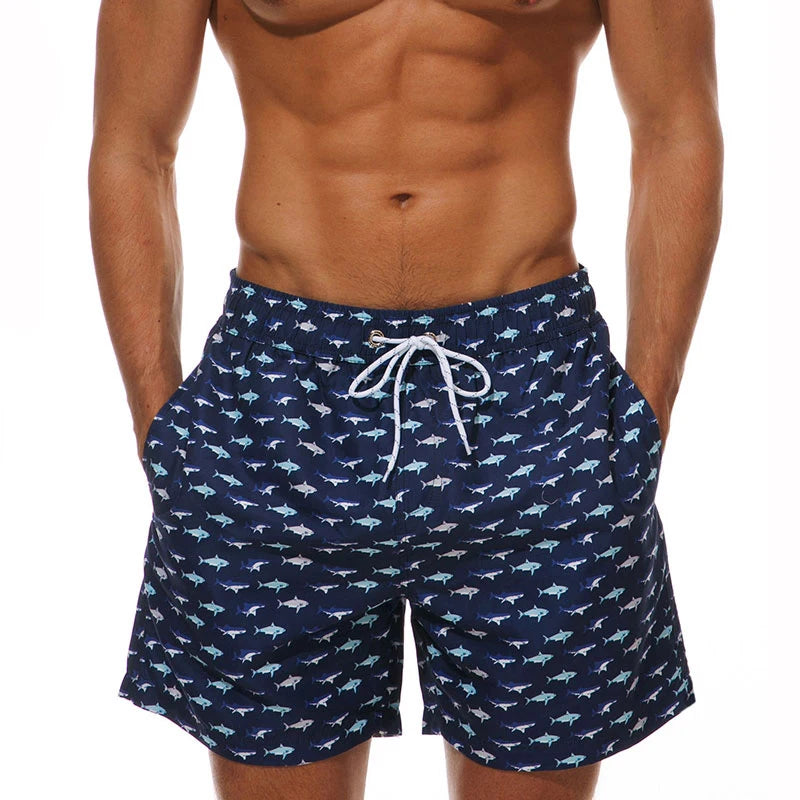 Kurze Herren-Shorts mit Print, Reißverschlusstaschen und schnelltrocknendem Material – ideal für Strand und Sport.