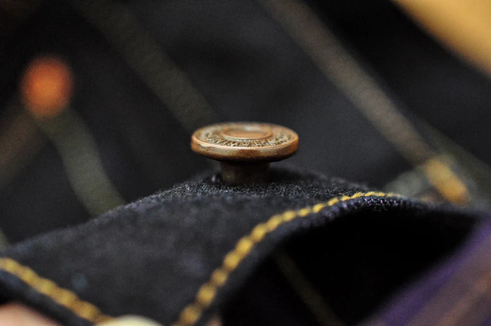 Herren Jeans im Vintage-Stil mit doppelseitiger Färbung und Kanten