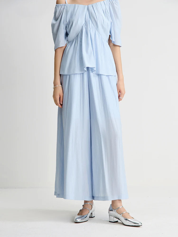 Damen T-Shirt mit V-Ausschnitt in sanftem Apricot – vielseitiges, kurzes Design für den Sommer und den Arbeitsalltag