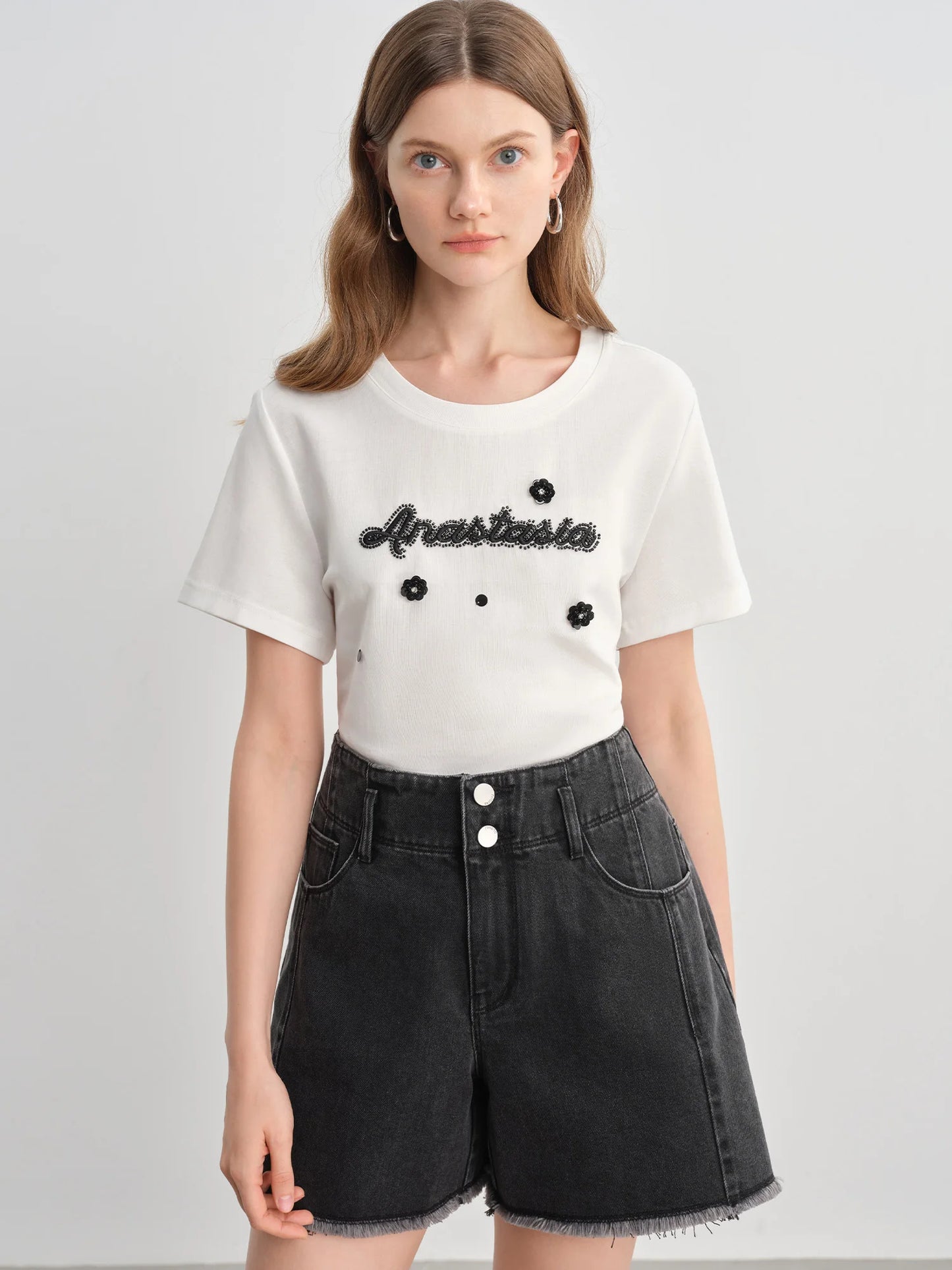 Damen T-Shirt mit V-Ausschnitt und strukturierten Schultern im Retro-Twist-Knotendesign für eine schlanke Silhouette
