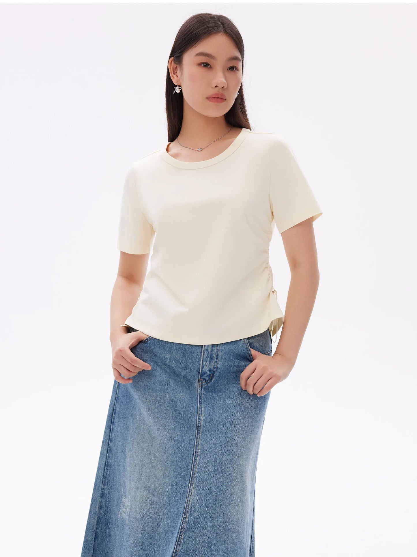 Beiges Damen-T-Shirt mit Rundhalsausschnitt und kontrastierendem Buchstaben-Print – ideal für den Sommer