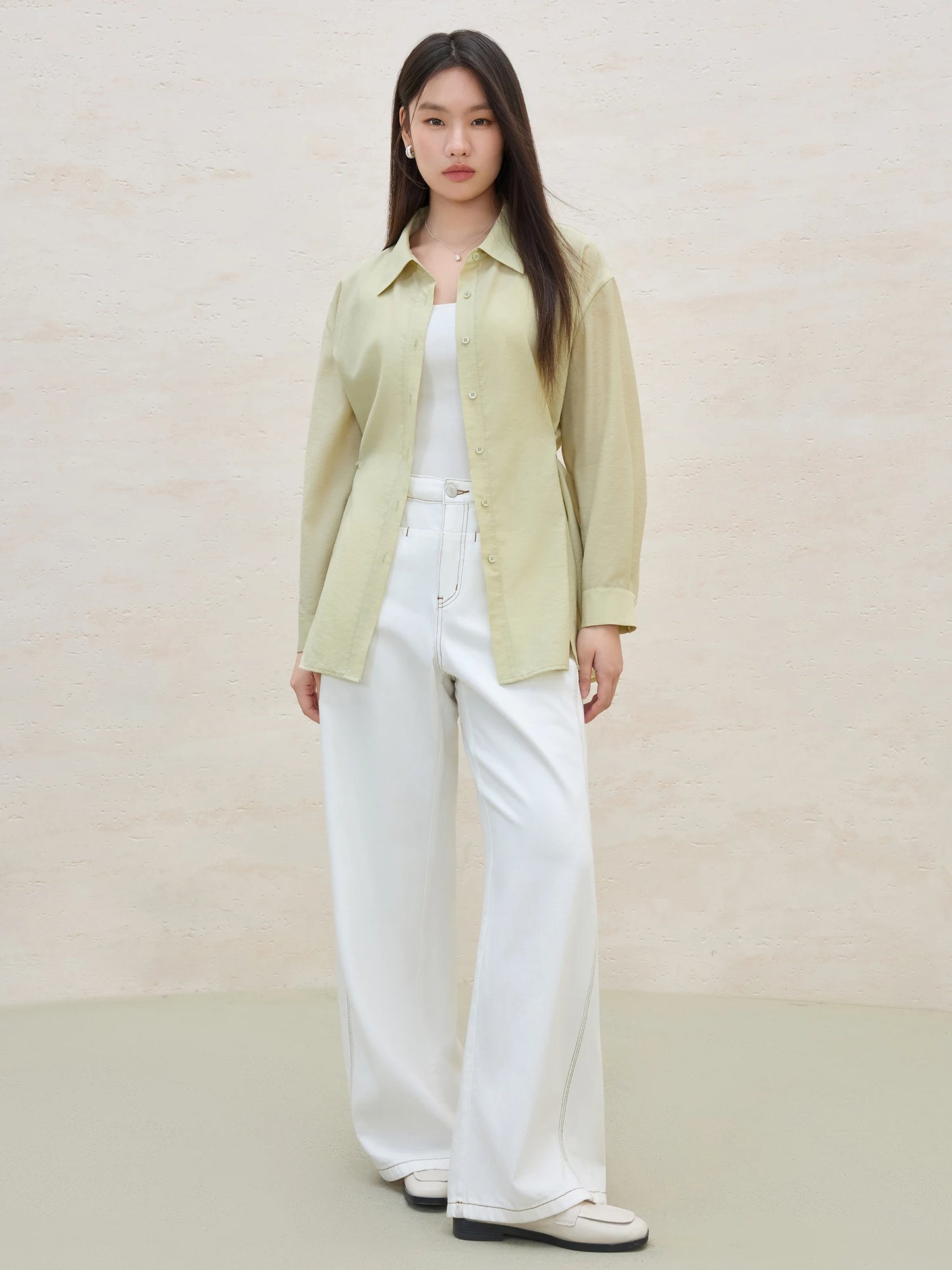 Kurzes Damen-Strickshirt mit V-Ausschnitt und Hohldesign – ideal fürs Büro