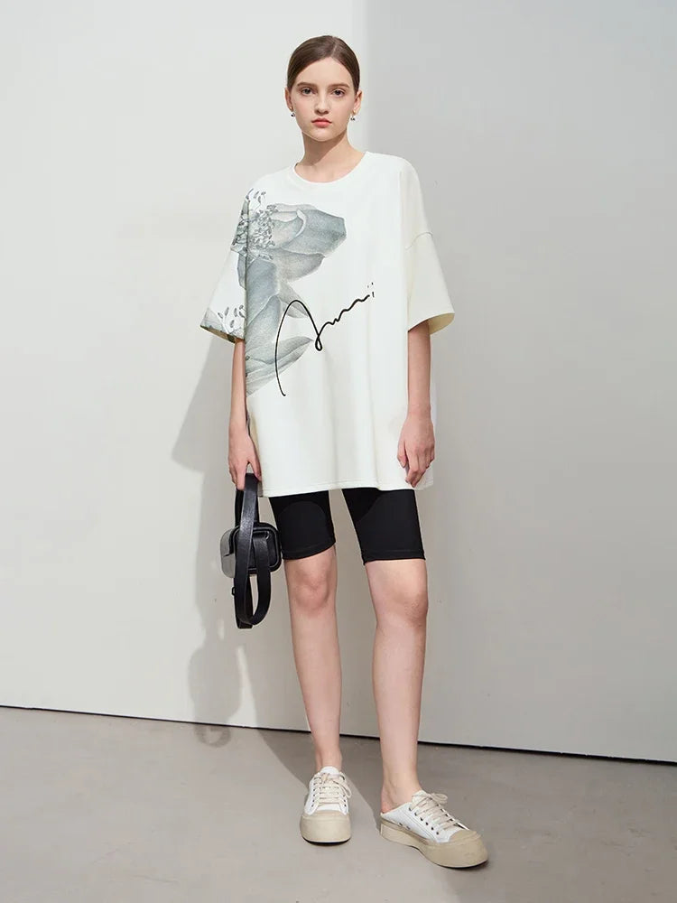 Damen T-Shirt mit lockerem O-Ausschnitt und Blumenmuster sowie Stickerei