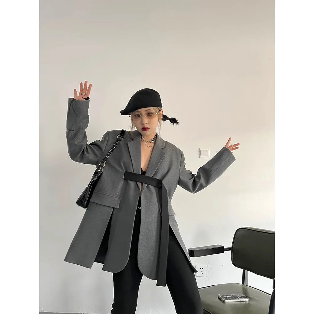 Elegantes Damen-Kleid mit Stehkragen und langen Ärmeln im Patchwork-Design mit Ketten-Details und Diamant-Muster.