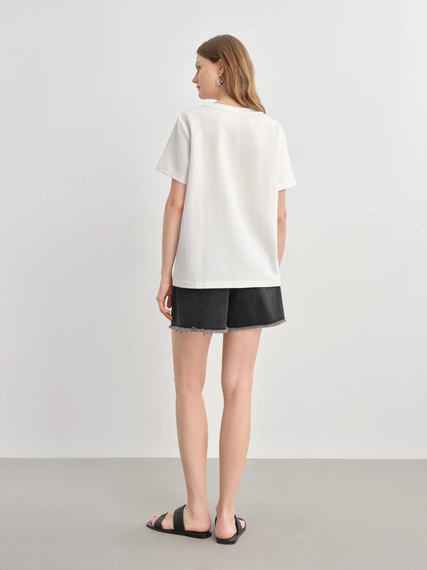 Damen T-Shirt mit V-Ausschnitt und strukturierten Schultern im Retro-Twist-Knotendesign für eine schlanke Silhouette
