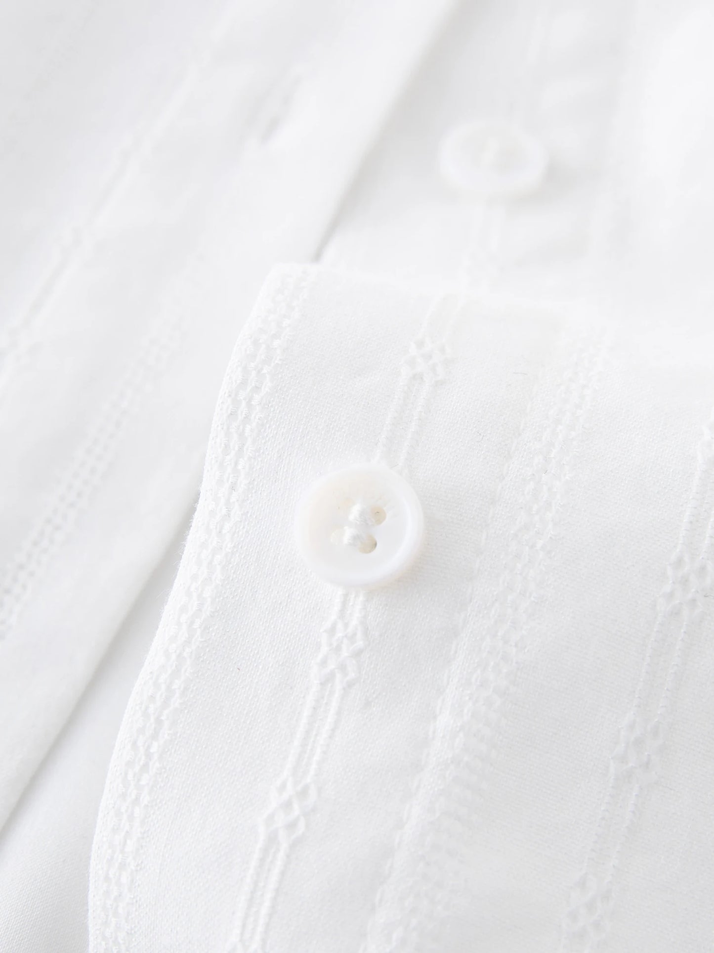 Vielseitige, romantische Damenbluse aus erfrischendem Chiffon – ideal für den Sommer.
