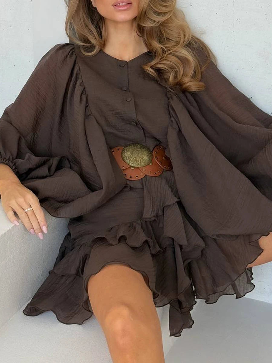 Asymmetrisches ärmelloses Damenkleid mit Rundhalsausschnitt, Hohldesign und Stickerei – figurbetont und elegant.