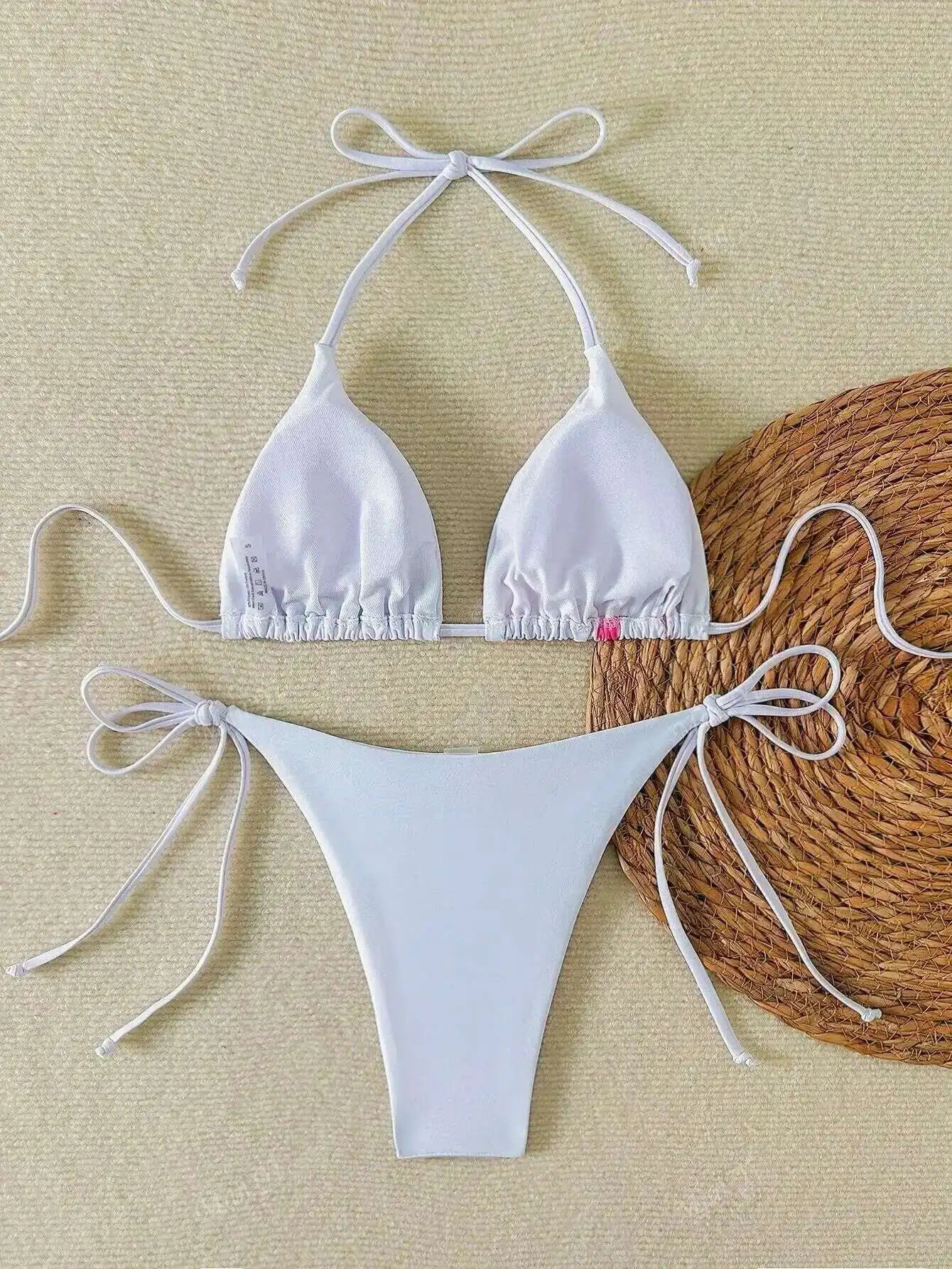 Sommerlicher roter Bikini mit Push-up-Effekt – verführerisches Bade-Set im brasilianischen Stil für Strand und Pool.