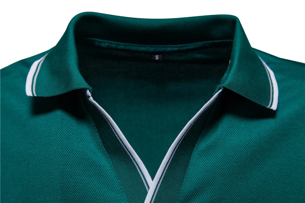 Herren Poloshirt mit V-Ausschnitt im einfarbigen, klassischen Stil