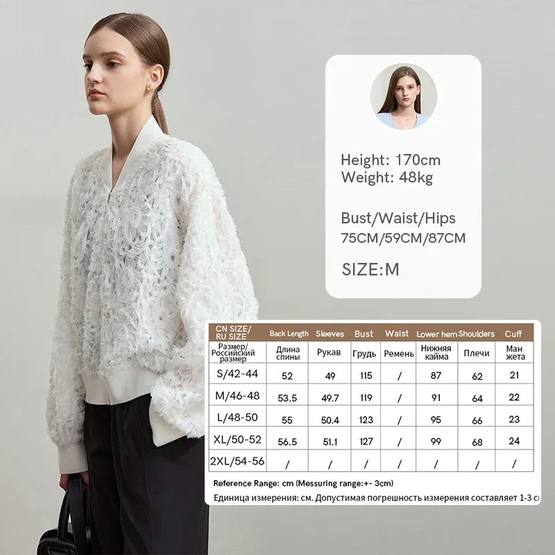 Langer Damen-Windbreaker im minimalistischen Stil mit Gürtel und doppelreihigem Verschluss – ideal für den Arbeitsweg.