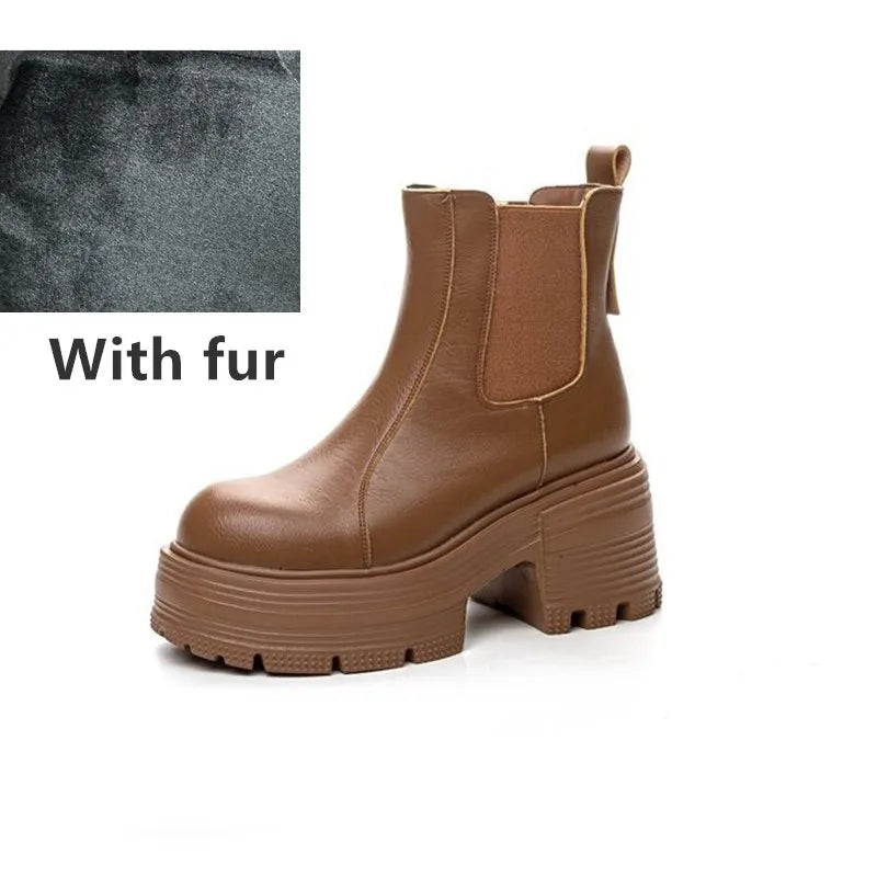 Braune Chelsea-Stiefelette mit Fellfutter, dicker Plattformsohle und Blockabsatz, Knöchelhöhe.