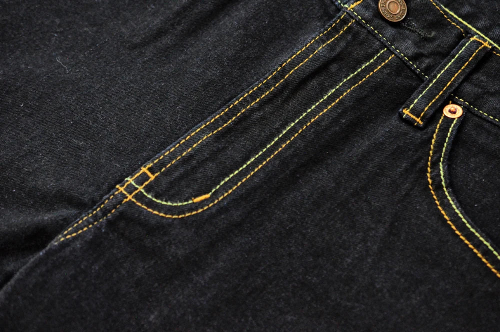 Herren Jeans im Vintage-Stil mit doppelseitiger Färbung und Kanten
