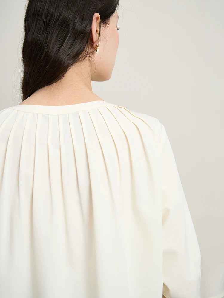 Elegantes Damen-T-Shirt in Weiß mit einzigartigem Design und vielseitigem Kragen – ideal für den Sommer.
