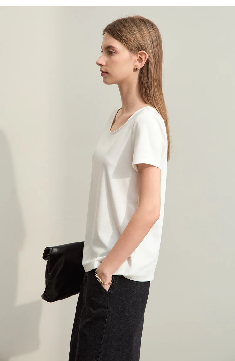 Damen T-Shirt im minimalistischen Stil mit großem U-Ausschnitt und kurzen Ärmeln