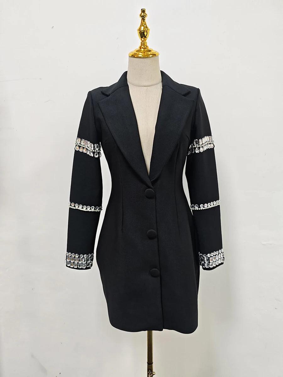 Elegantes Damenkleid mit Rundhalsausschnitt, halblangen Ärmeln und Spitzen-Patchwork-Design – figurbetont und stilvoll.