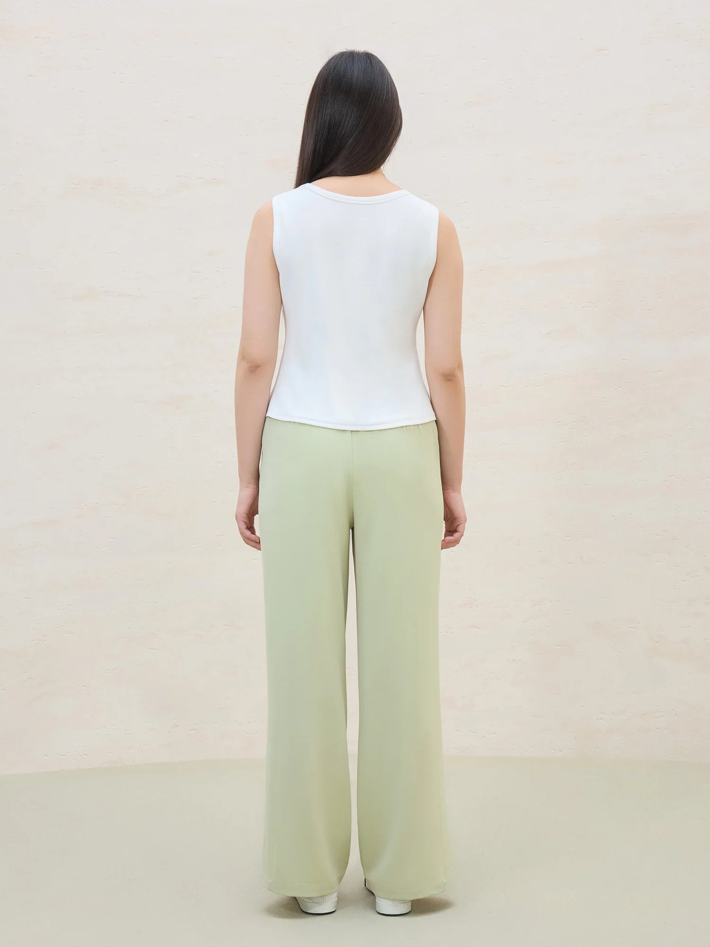 Kurzärmeliges Damen-T-Shirt aus Lyocell mit V-Ausschnitt und Metallperlen-Details – vielseitig und lässig für den Sommer